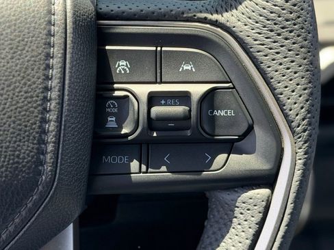 Certified 2025 Toyota Tacoma TRD Off-Road AWD/4WD image 11