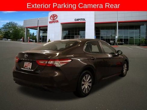 Used 2018 Toyota Camry LE image 3