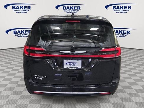 Used 2024 Chrysler Pacifica Touring-L image 6