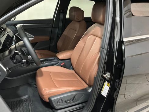 Used 2025 Audi Q3 2.0T Premium w/ Convenience Package image 7