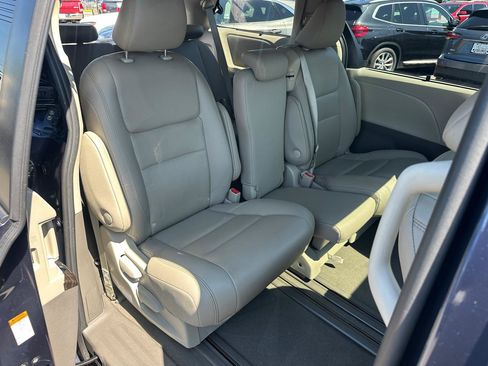 Used 2020 Toyota Sienna XLE Premium FWD image 24