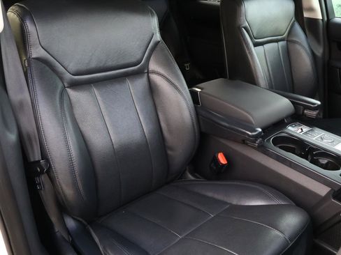 Used 2020 Land Rover Discovery SE image 16