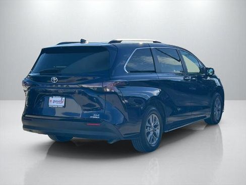 Certified 2023 Toyota Sienna XLE image 5