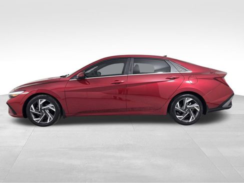 Used 2024 Hyundai Elantra SEL w/ Convenience Package FWD image 4