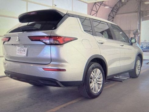 Used 2024 Mitsubishi Outlander ES image 7