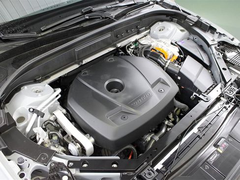 Certified 2025 Volvo XC60 T8 Ultra w/ Protection Package Premier image 32