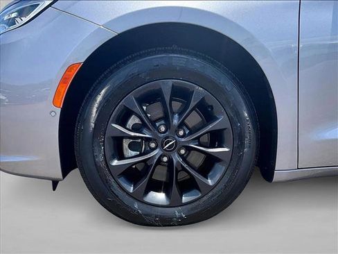 Used 2021 Chrysler Pacifica Touring-L w/ Premium & Safety Sphere Group FWD image 10