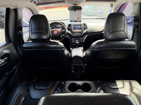 Used 2019 Jeep Cherokee Latitude Plus FWD image 8