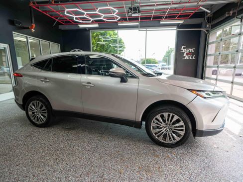 Used 2023 Toyota Venza Limited AWD/4WD image 5