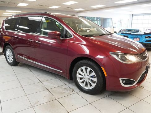 Used 2017 Chrysler Pacifica Touring-L FWD image 14