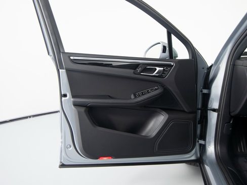 New 2026 Porsche Macan image 19