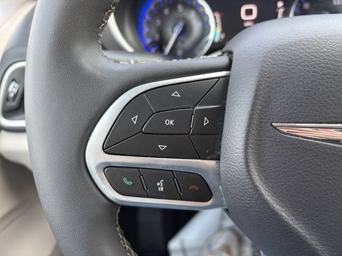 Used 2024 Chrysler Pacifica Touring-L FWD image 23