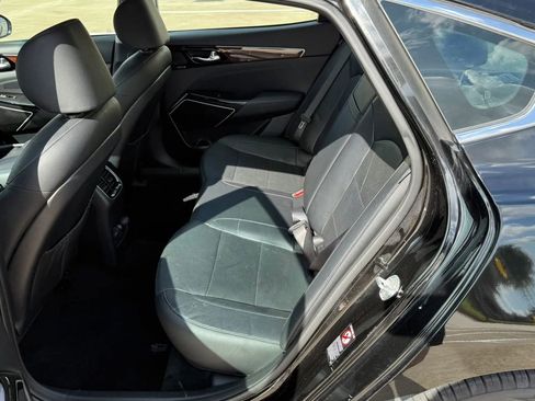 Used 2017 Kia Cadenza Premium image 13