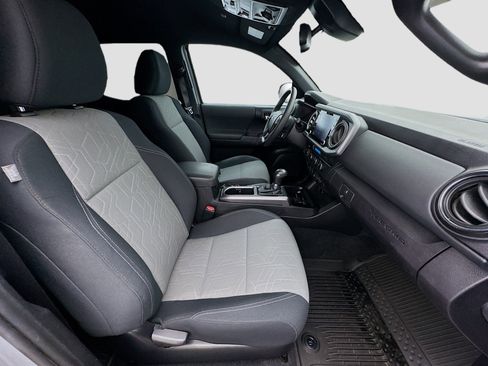 Used 2021 Toyota Tacoma TRD Off-Road w/ Technology Package image 18