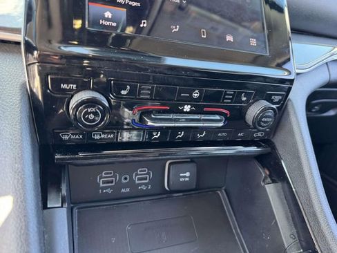 Used 2023 Jeep Grand Cherokee Laredo w/ Luxury Tech Group I AWD/4WD image 32