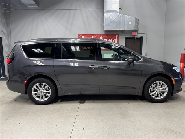 Used 2022 Chrysler Pacifica Touring AWD/4WD image 9
