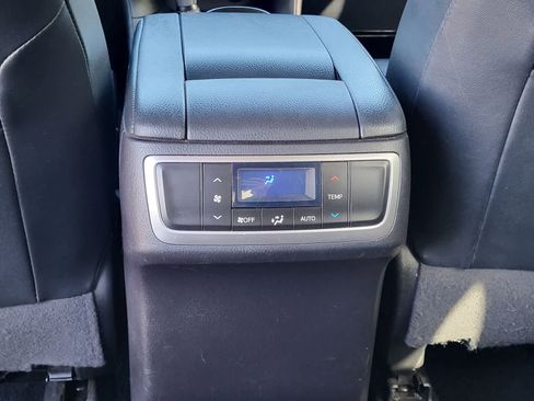 Used 2019 Toyota Highlander SE image 29