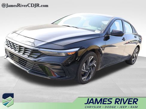 Used 2025 Hyundai Elantra SEL FWD image 6