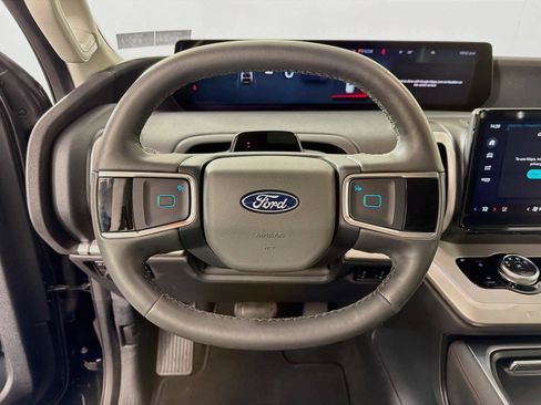 Used 2025 Ford Expedition Active AWD/4WD image 3