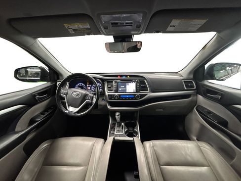 Used 2018 Toyota Highlander XLE image 18