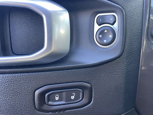 Used 2018 Jeep Wrangler Unlimited Sahara AWD/4WD image 16