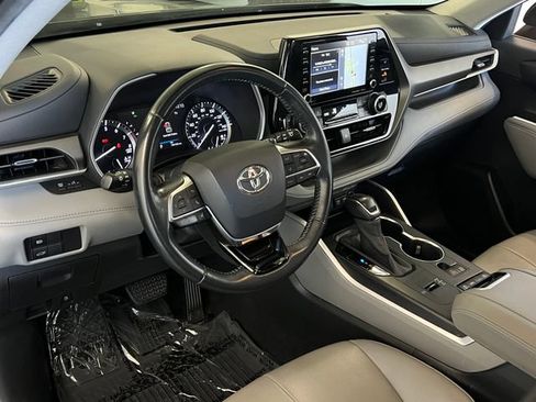 Used 2020 Toyota Highlander XLE FWD image 24