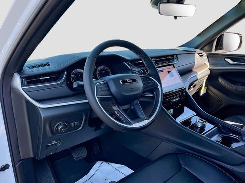 New 2025 Jeep Grand Cherokee Limited w/ Black Appearance Package image 9