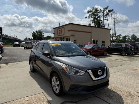 Used 2019 Nissan Kicks S FWD image 3