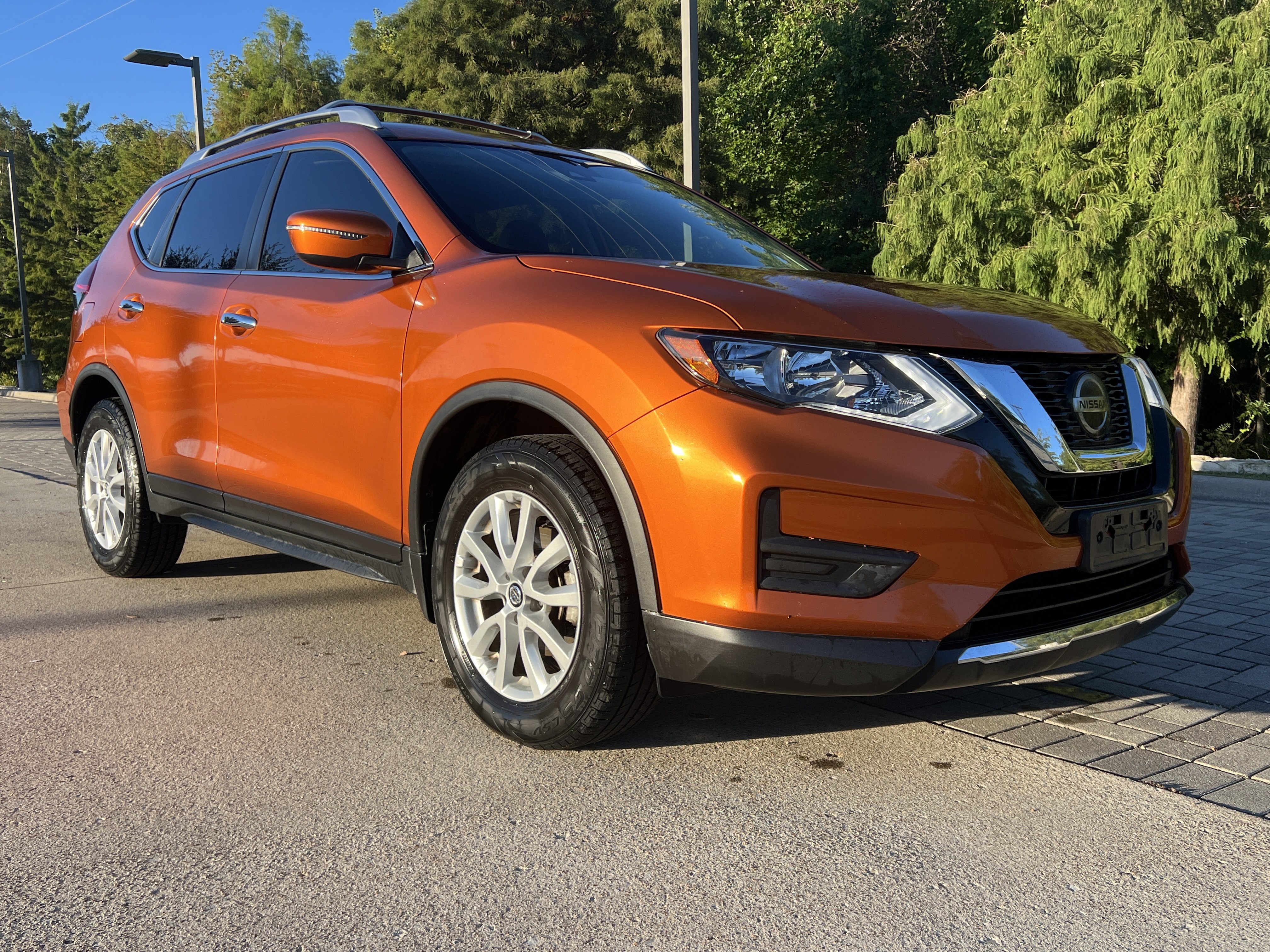 Used 2020 Nissan Rogue SV FWD image 2