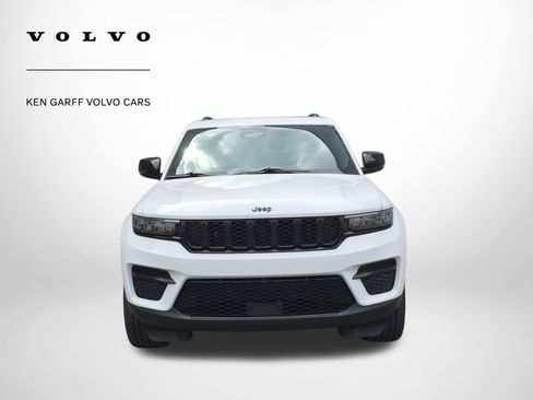 Used 2023 Jeep Grand Cherokee Altitude AWD/4WD image 9