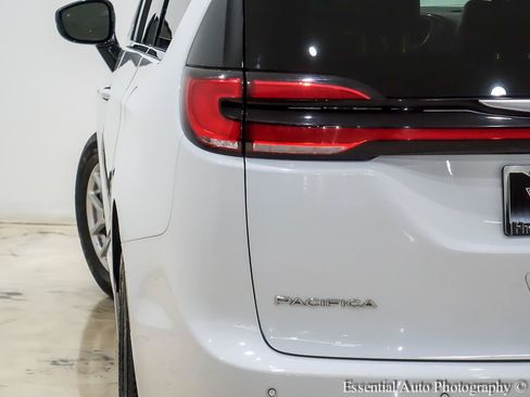 Used 2024 Chrysler Pacifica Touring-L FWD image 8