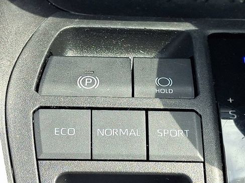 Used 2022 Toyota RAV4 LE FWD image 23