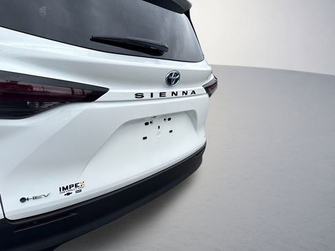Used 2025 Toyota Sienna LE FWD image 32