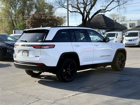Used 2023 Jeep Grand Cherokee Limited w/ Black Appearance Package AWD/4WD image 6