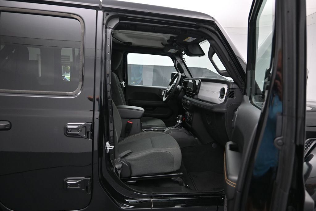 Used 2025 Jeep Wrangler Unlimited Sahara AWD/4WD image 26