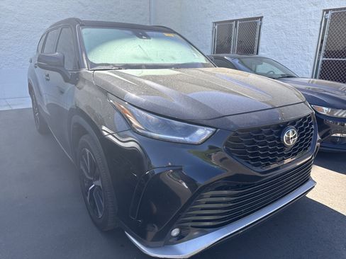 Used 2022 Toyota Highlander XSE image 2
