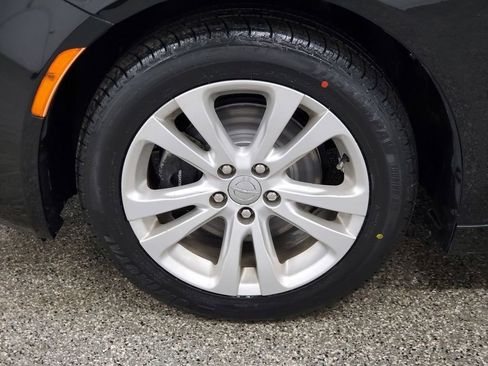 Used 2015 Chrysler 200 Limited image 8