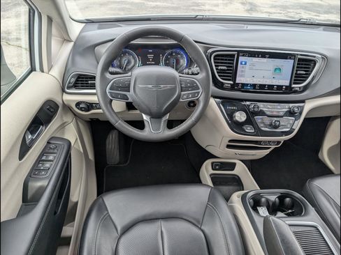 Used 2023 Chrysler Pacifica Touring-L FWD image 10