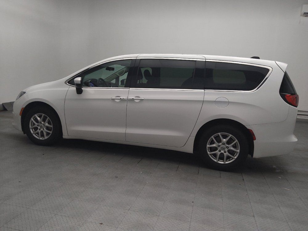 Used 2022 Chrysler Voyager LX FWD image 3