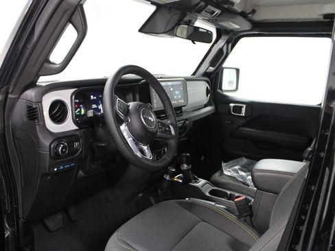 Used 2025 Jeep Wrangler Unlimited Sahara image 17