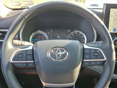Certified 2025 Toyota Highlander XLE AWD/4WD image 17