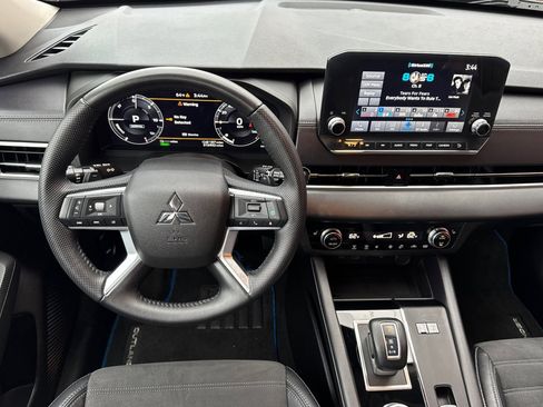 Used 2023 Mitsubishi Outlander SE image 18
