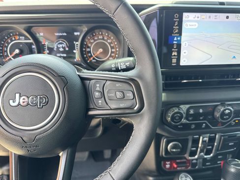 Used 2025 Jeep Gladiator Mojave AWD/4WD image 23