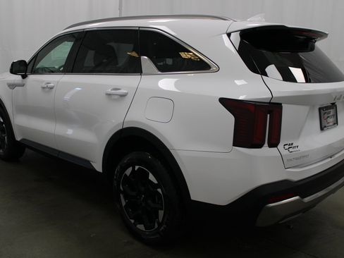 Used 2024 Kia Sorento S image 7