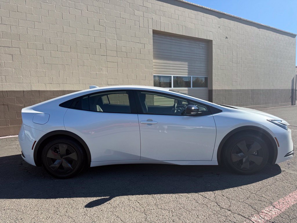 Used 2025 Toyota Prius Plug-In Hybrid FWD image 3