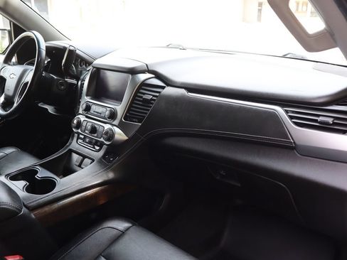 Used 2019 Chevrolet Suburban LT RWD image 17