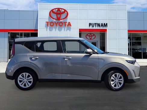 Used 2023 Kia Soul LX FWD image 3