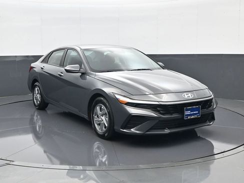 Certified 2024 Hyundai Elantra SE image 3