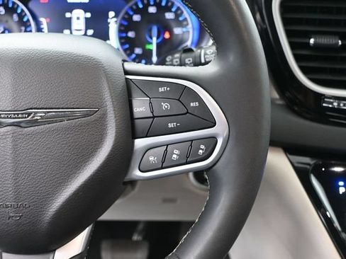 Used 2024 Chrysler Pacifica Touring-L FWD image 28