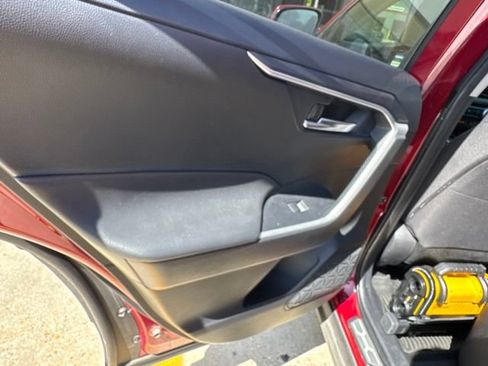 Used 2019 Toyota RAV4 XLE w/ Convenience Package FWD image 25